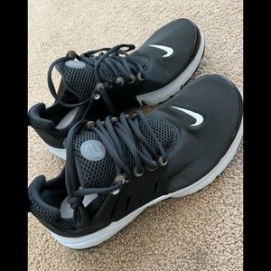 Nike Presto Boys size 7Y Black/white